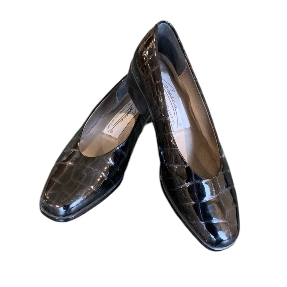 NWOB Caressa Crosstown Collection Crocodile Embossed Black Patent Leather Flats